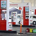 Sebuah kendaraan mengisi bahan bakar biodiesel yang mengandung 50% bahan bakar diesel yang terbuat dari minyak sawit di sebuah SPBU di Karawang, Provinsi Jawa Barat, Indonesia, 9 Juli 2026. REUTERS/Ajeng Dinar Ulfiana