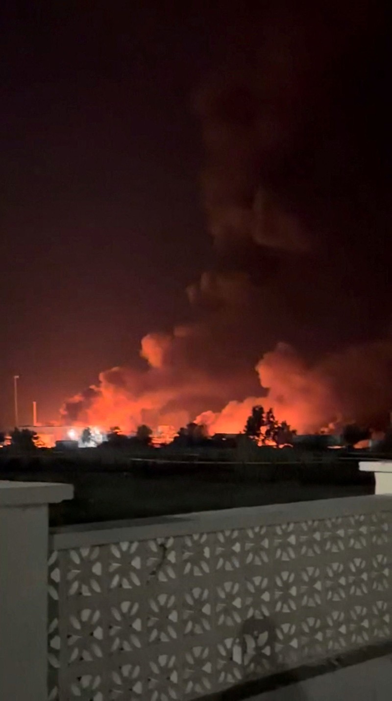 Asap mengepul dari sebuah pelabuhan, dekat Selat Hormuz, setelah serangan AS di Kuhestak, Provinsi Hormozgan, Iran, 8 Juli 2026, dalam tangkapan layar yang diperoleh dari video media sosial. Media Sosial/via REUTERS