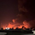 Asap mengepul dari sebuah pelabuhan, dekat Selat Hormuz, setelah serangan AS di Kuhestak, Provinsi Hormozgan, Iran, 8 Juli 2026, dalam tangkapan layar yang diperoleh dari video media sosial. Media Sosial/via REUTERS