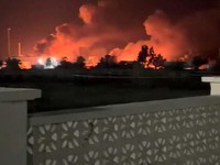 Asap mengepul dari sebuah pelabuhan, dekat Selat Hormuz, setelah serangan AS di Kuhestak, Provinsi Hormozgan, Iran, 8 Juli 2026, dalam tangkapan layar yang diperoleh dari video media sosial. Media Sosial/via REUTERS
