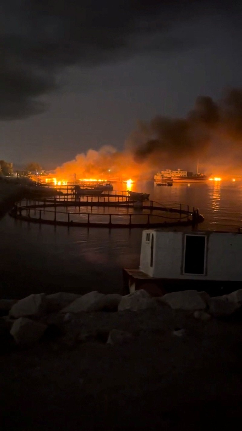 Asap mengepul dari sebuah pelabuhan, dekat Selat Hormuz, setelah serangan AS di Kuhestak, Provinsi Hormozgan, Iran, 8 Juli 2026, dalam tangkapan layar yang diperoleh dari video media sosial. Media Sosial/via REUTERS