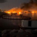 Asap mengepul dari sebuah pelabuhan, dekat Selat Hormuz, setelah serangan AS di Kuhestak, Provinsi Hormozgan, Iran, 8 Juli 2026, dalam tangkapan layar yang diperoleh dari video media sosial. Media Sosial/via REUTERS