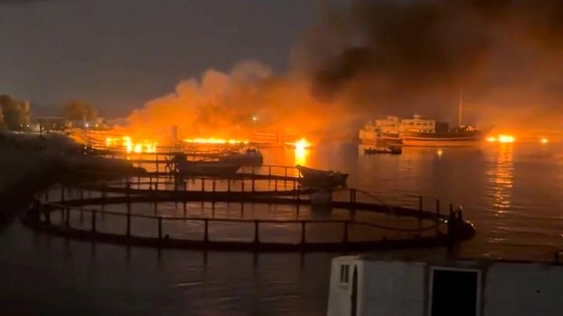 Asap mengepul dari sebuah pelabuhan, dekat Selat Hormuz, setelah serangan AS di Kuhestak, Provinsi Hormozgan, Iran, 8 Juli 2026, dalam tangkapan layar yang diperoleh dari video media sosial. Media Sosial/via REUTERS