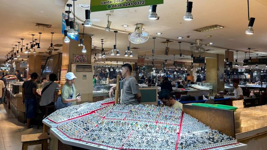 Kios batu akik di Pasar Rawa Bening, Jakarta sunyi sepi. (CNBC Indonesia/Elga Nurmutia)