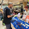 Kios batu akik di Pasar Rawa Bening, Jakarta sunyi sepi. (CNBC Indonesia/Elga Nurmutia)