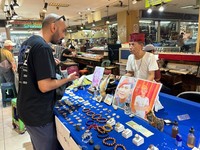 Kios batu akik di Pasar Rawa Bening, Jakarta sunyi sepi. (CNBC Indonesia/Elga Nurmutia)