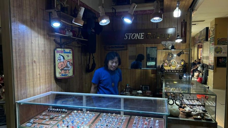 Kios batu akik di Pasar Rawa Bening, Jakarta sunyi sepi. (CNBC Indonesia/Elga Nurmutia)