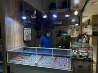 Kios batu akik di Pasar Rawa Bening, Jakarta sunyi sepi. (CNBC Indonesia/Elga Nurmutia)