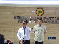 Menteri Pertanian (Mentan) Amran Sulaiman bersama Wakil Menteri Pertanian (Wamentan) Sudaryono saat konferensi pers di kantornya, Jakarta, Kamis (9/7/2026). (CNBC Indonesia/Martyasari Rizky)