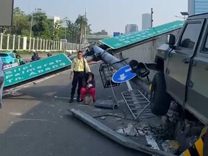 Mobil Dinas TNI Tabrak Tiang Rambu di Jakarta