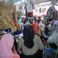 Orang tua mencocokkan seragam sekolah ke anaknya pada toko penyedia seragam sekolah di Pasar Tanah Abang, Jakarta, Kamis (9/7/2026).(CNBC Indonesia/Faisal Rahman)
