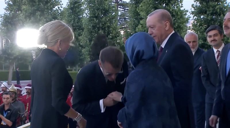 Para pemimpin negara anggota NATO tiba di Ankara, Turki, pada Selasa (7/7), untuk menghadiri jamuan makan malam pembuka Konferensi Tingkat Tinggi (KTT) NATO yang diselenggarakan Presiden Turki Recep Tayyip Erdoğan di kompleks kepresidenan. (Tangkapan Layar Video Reuters)
