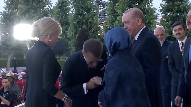 Detik-Detik Macron Gagal Cium Tangan Istri Erdogan di KTT NATO