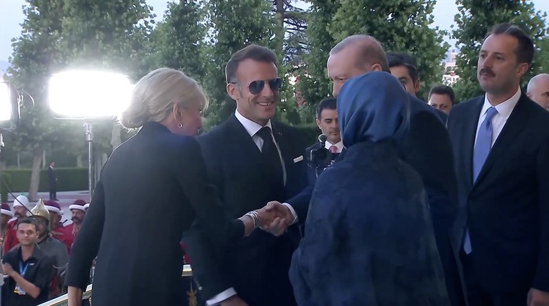 Para pemimpin negara anggota NATO tiba di Ankara, Turki, pada Selasa (7/7), untuk menghadiri jamuan makan malam pembuka Konferensi Tingkat Tinggi (KTT) NATO yang diselenggarakan Presiden Turki Recep Tayyip Erdoğan di kompleks kepresidenan. (Tangkapan Layar Video Reuters)