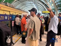 Penumpukan penumpang LRT Jabodebek imbas gangguan. (CNBC Indonesia/Sefti Oktarianisa)