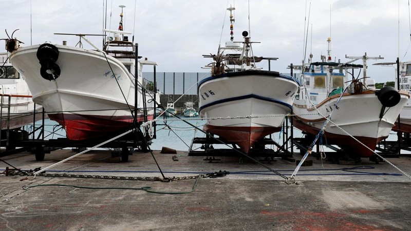 Perahu-perahu nelayan diikat ke dermaga saat Topan Bavi mendekat, di Ishigaki, Jepang, 9 Juli 2026.