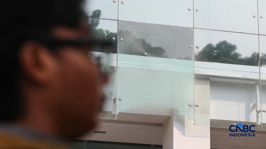 Petugas Inafis melakukan pemeriksaan terkait pecahan kaca di halam kantor Badan Gizi Nasional (BGN), Jakarta, Kamis (9/7/2026).