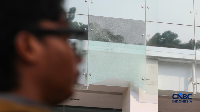 Petugas Inafis melakukan pemeriksaan terkait pecahan kaca di halam kantor Badan Gizi Nasional (BGN), Jakarta, Kamis (9/7/2026).