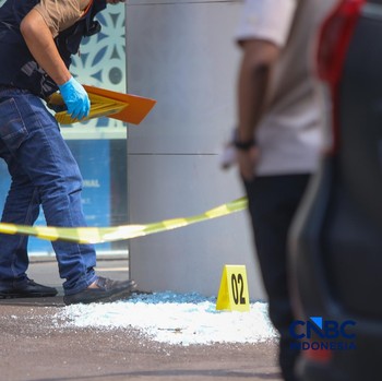 Petugas Inafis melakukan pemeriksaan terkait pecahan kaca di halam kantor Badan Gizi Nasional (BGN), Jakarta, Kamis (9/7/2026). (CNBC Indonesia/Faisal Rahman)