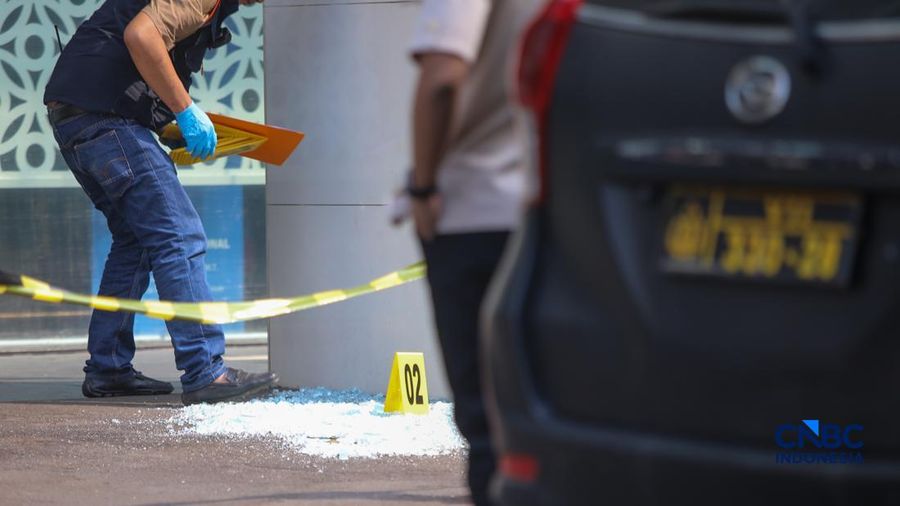 Petugas Inafis melakukan pemeriksaan terkait pecahan kaca di halam kantor Badan Gizi Nasional (BGN), Jakarta, Kamis (9/7/2026). (CNBC Indonesia/Faisal Rahman)