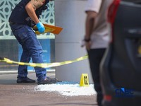 Petugas Inafis melakukan pemeriksaan terkait pecahan kaca di halam kantor Badan Gizi Nasional (BGN), Jakarta, Kamis (9/7/2026). (CNBC Indonesia/Faisal Rahman)