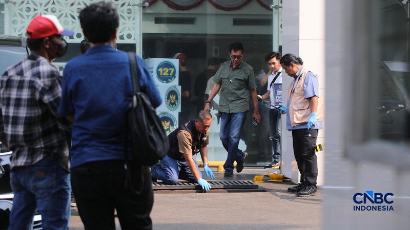 Petugas Inafis melakukan pemeriksaan terkait pecahan kaca di halam kantor Badan Gizi Nasional (BGN), Jakarta, Kamis (9/7/2026).
