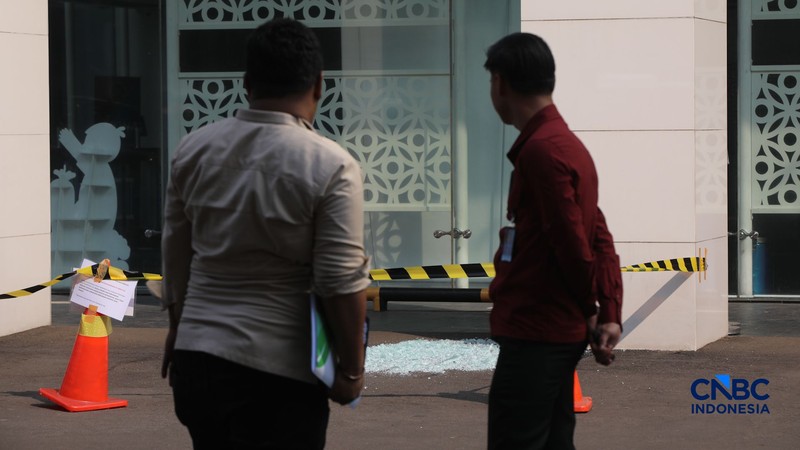 Petugas Inafis melakukan pemeriksaan terkait pecahan kaca di halam kantor Badan Gizi Nasional (BGN), Jakarta, Kamis (9/7/2026). (CNBC Indonesia/Faisal Rahman)