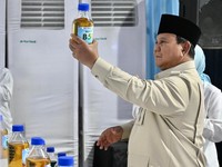 Presiden RI Prabowo Subianto resmi meluncurkan mandatori biodiesel B50, yakni bahan bakar minyak jenis Solar yang dicampur bahan bakar nabati berbasis minyak kelapa sawit sebesar 50%, di SPBU Pertamina Rest Area KM 57, Kabupaten Karawang, Jawa Barat,