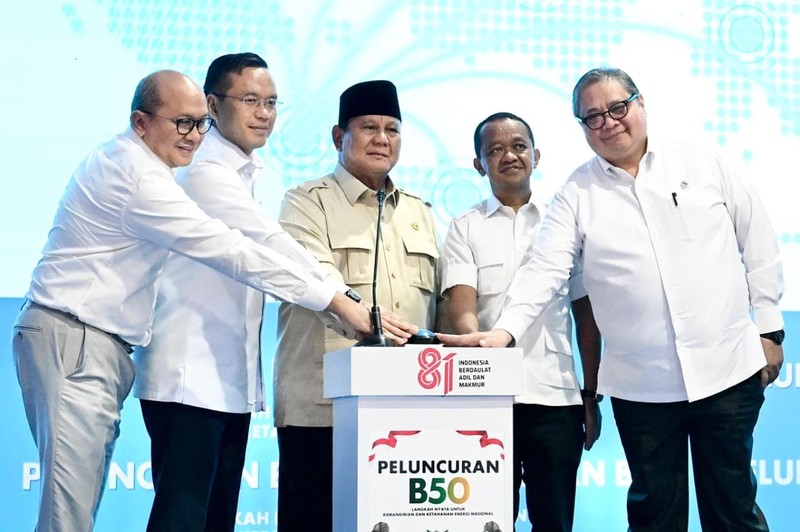 Presiden RI Prabowo Subianto resmi meluncurkan mandatori biodiesel B50, yakni bahan bakar minyak jenis solar yang dicampur bahan bakar nabati berbasis minyak kelapa sawit sebesar 50 persen, di Karawang, Kamis (9/7/2026). (Dok. BPMI Sekretariat Presiden/Cahyo)