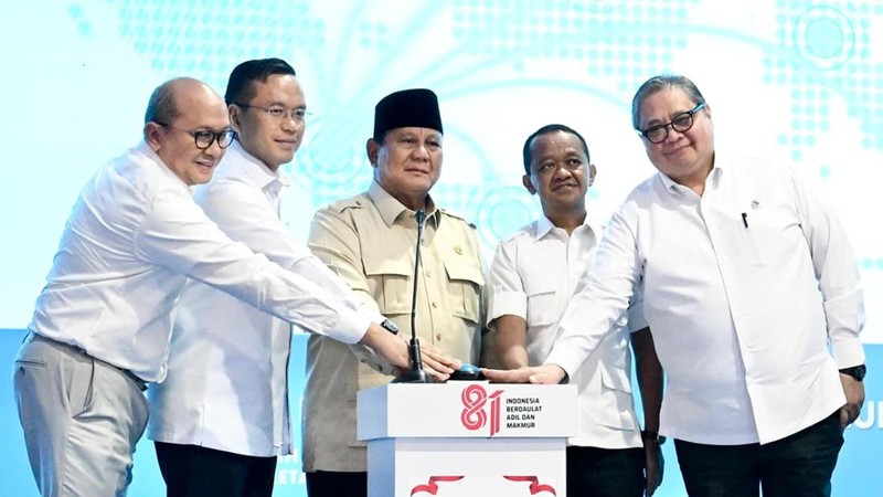 Presiden RI Prabowo Subianto resmi meluncurkan mandatori biodiesel B50, yakni bahan bakar minyak jenis solar yang dicampur bahan bakar nabati berbasis minyak kelapa sawit sebesar 50 persen, di Karawang, Kamis (9/7/2026). (Dok. BPMI Sekretariat Presid
