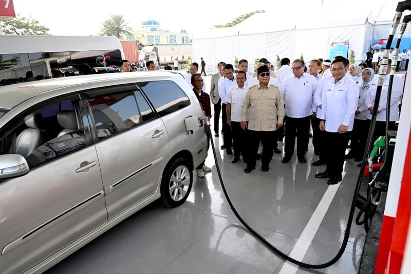 Presiden RI Prabowo Subianto resmi meluncurkan mandatori biodiesel B50, yakni bahan bakar minyak jenis solar yang dicampur bahan bakar nabati berbasis minyak kelapa sawit sebesar 50 persen, di Karawang, Kamis (9/7/2026). (Dok. BPMI Sekretariat Presiden/Cahyo)