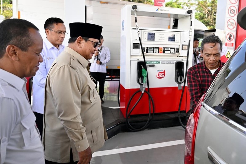 Presiden RI Prabowo Subianto resmi meluncurkan mandatori biodiesel B50, yakni bahan bakar minyak jenis solar yang dicampur bahan bakar nabati berbasis minyak kelapa sawit sebesar 50 persen, di Karawang, Kamis (9/7/2026). (Dok. BPMI Sekretariat Presiden/Cahyo)