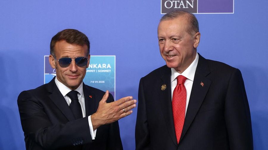 Presiden Turki Tayyip Erdogan menyambut Presiden Prancis Emmanuel Macron pada KTT para pemimpin NATO di Ankara, Turki, 8 Juli 2026. (REUTERS/Stoyan Nenov)