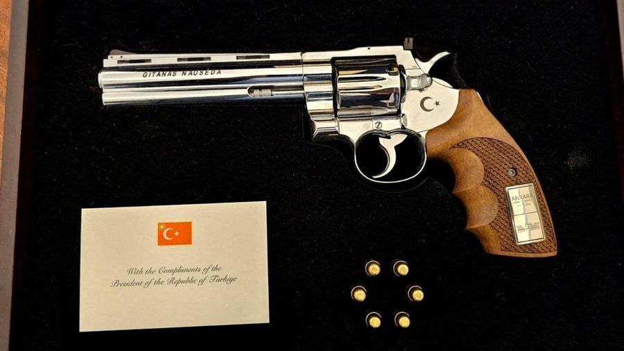 Sebuah senjata api yang dihadiahkan oleh Presiden Turki Recep Tayyip Erdogan kepada Presiden Lithuania Gitanas Nauseda pada KTT NATO di Ankara. Foto diambil di Vilnius, Lithuania, 9 Juli 2026.