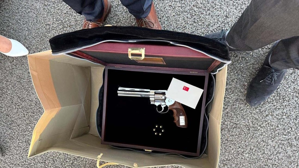 Heboh! Erdogan Hadiahi Bos NATO Revolver Magnum Lengkap dengan Peluru