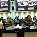 Sekjen Asbisindo Koko Tjatur Rachmadi, Ketua Umum Perbarindo Tedy Alamsyah, Wakil Ketua Umum Perbanas Tigor M. Siahaan, Direktur Kelembagaan BNI (Perwakilan Himbara) Eko Setyo Nugroho dalam Rapat Dengar Pendapat Umum (RDPU) Panja RUU Pusat Finansial