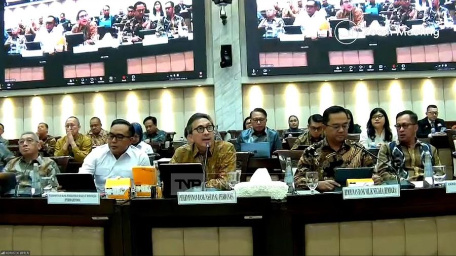 Sekjen Asbisindo Koko Tjatur Rachmadi, Ketua Umum Perbarindo Tedy Alamsyah, Wakil Ketua Umum Perbanas Tigor M. Siahaan, Direktur Kelembagaan BNI (Perwakilan Himbara) Eko Setyo Nugroho dalam Rapat Dengar Pendapat Umum (RDPU) Panja RUU Pusat Finansial