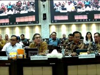 Sekjen Asbisindo Koko Tjatur Rachmadi, Ketua Umum Perbarindo Tedy Alamsyah, Wakil Ketua Umum Perbanas Tigor M. Siahaan, Direktur Kelembagaan BNI (Perwakilan Himbara) Eko Setyo Nugroho dalam Rapat Dengar Pendapat Umum (RDPU) Panja RUU Pusat Finansial