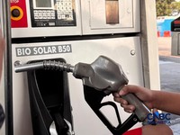 Seorang petugas mengoperasikan pompa bahan bakar minyak (BBM) B50 di Rest Area KM 57, Kabupaten Karawang, Jawa Barat, Kamis (9/7/2026). (CNBC Indonesia/Firda Dwi Muliawati)
