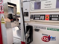 Seorang petugas mengoperasikan pompa bahan bakar minyak (BBM) B50 di Rest Area KM 57, Kabupaten Karawang, Jawa Barat, Kamis (9/7/2026). (CNBC Indonesia/Firda Dwi Muliawati)