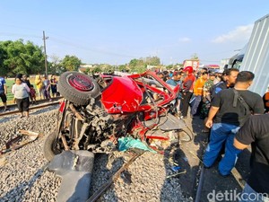 Truk Boks Tertabrak Kereta Api di Nganjuk, 1 Orang Tewas