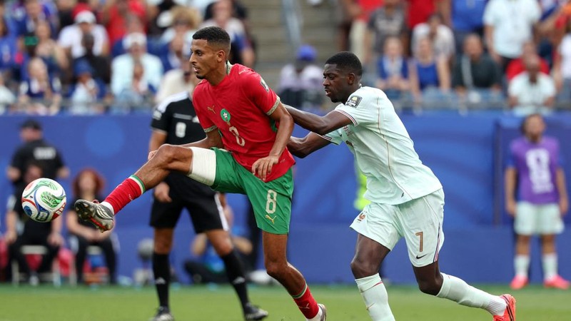 Azzedine Ounahi berduel memperebutkan bola dengan Ousmane Dembele dalam pertandingan perempat final Piala Dunia FIFA 2026 antara Prancis dan Maroko di Boston Stadium, Foxborough, Massachusetts, Amerika Serikat, Kamis (9/7/2026).