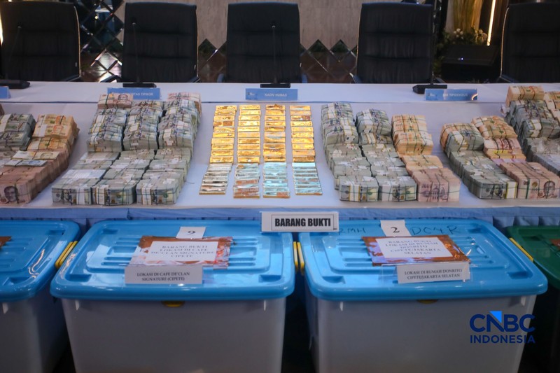 Barang bukti emas batangan hingga dolar AS ditampilkan jelang konferensi pers perkembangan penyidikan kasus dugaan tindak pidana korupsi, gratifikasi, dan/atau tindak pidana pencucian uang di Gedung Promoter Polda Metro Jaya, Jakarta, Jumat (10/7/2026). (CNB Indonesia/Faisal Rahman)