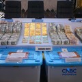 Barang bukti emas batangan hingga dolar AS ditampilkan jelang konferensi pers perkembangan penyidikan kasus dugaan tindak pidana korupsi, gratifikasi, dan/atau tindak pidana pencucian uang di Gedung Promoter Polda Metro Jaya, Jakarta, Jumat (10/7/202
