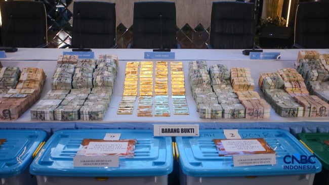 Polisi Pamerkan Barang Bukti Dolar-Emas Jelang Konpers Kasus Korupsi