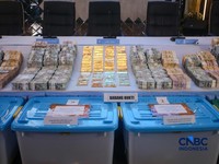 Barang bukti emas batangan hingga dolar AS ditampilkan jelang konferensi pers perkembangan penyidikan kasus dugaan tindak pidana korupsi, gratifikasi, dan/atau tindak pidana pencucian uang di Gedung Promoter Polda Metro Jaya, Jakarta, Jumat (10/7/202