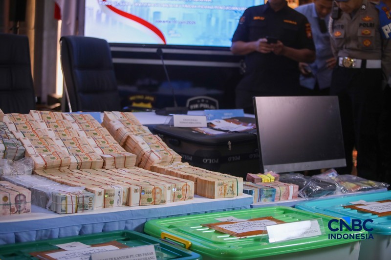 Barang bukti emas batangan hingga dolar AS ditampilkan jelang konferensi pers perkembangan penyidikan kasus dugaan tindak pidana korupsi, gratifikasi, dan/atau tindak pidana pencucian uang di Gedung Promoter Polda Metro Jaya, Jakarta, Jumat (10/7/2026). (CNB Indonesia/Faisal Rahman)