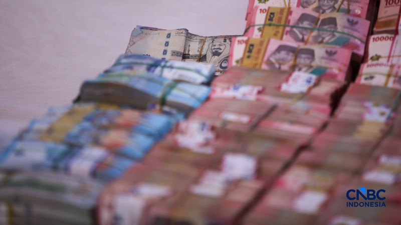 Barang bukti emas batangan hingga dolar AS ditampilkan jelang konferensi pers perkembangan penyidikan kasus dugaan tindak pidana korupsi, gratifikasi, dan/atau tindak pidana pencucian uang di Gedung Promoter Polda Metro Jaya, Jakarta, Jumat (10/7/2026). (CNB Indonesia/Faisal Rahman)