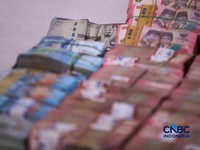 Barang bukti emas batangan hingga dolar AS ditampilkan jelang konferensi pers perkembangan penyidikan kasus dugaan tindak pidana korupsi, gratifikasi, dan/atau tindak pidana pencucian uang di Gedung Promoter Polda Metro Jaya, Jakarta, Jumat (10/7/202