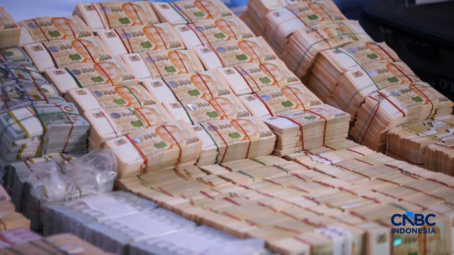 Barang bukti emas batangan hingga dolar AS ditampilkan jelang konferensi pers perkembangan penyidikan kasus dugaan tindak pidana korupsi, gratifikasi, dan/atau tindak pidana pencucian uang di Gedung Promoter Polda Metro Jaya, Jakarta, Jumat (10/7/2026). (CNB Indonesia/Faisal Rahman)